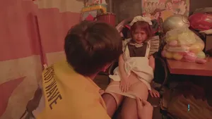 Má kế dọn dẹp nhà mà cứ thế này cậu con trai chịu sao nổi