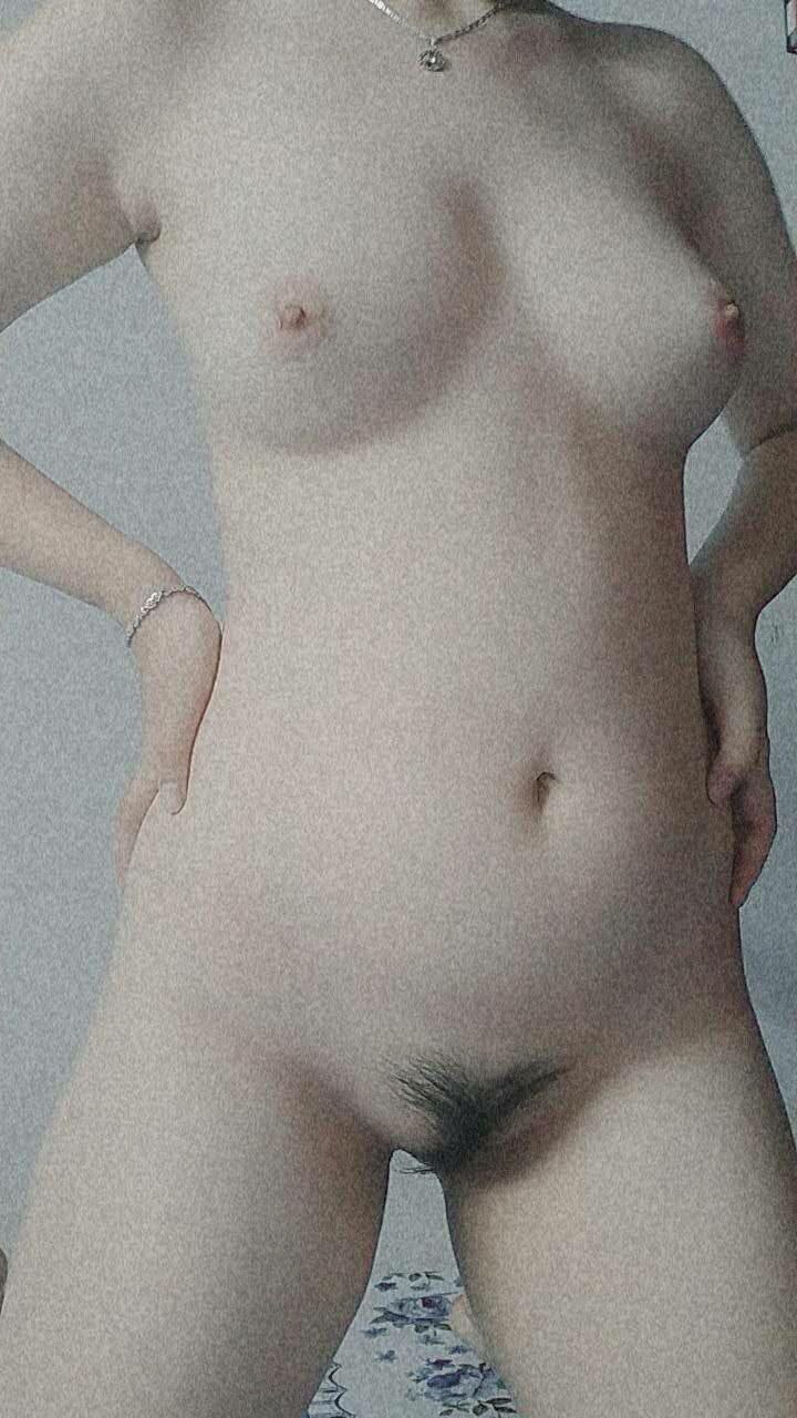 Cặp đôi mới cưới đã có một cuộc hẹn hò 4P với một cặp đôi trẻ và bắt đầu quan hệ trực tiếp với nhau, mở rộng chân và thúc mạnh với mông nhô lên